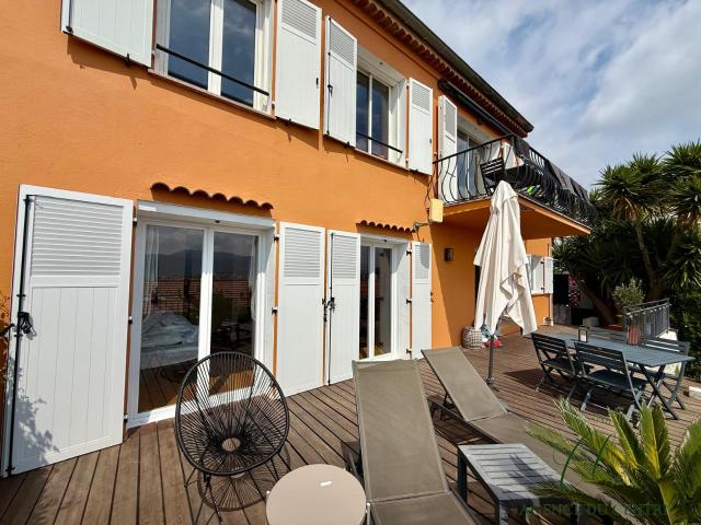 NICE / MANTEGA RIGHI Maison avec vue mer, deux appartements indépendants et terrain de 500 m2