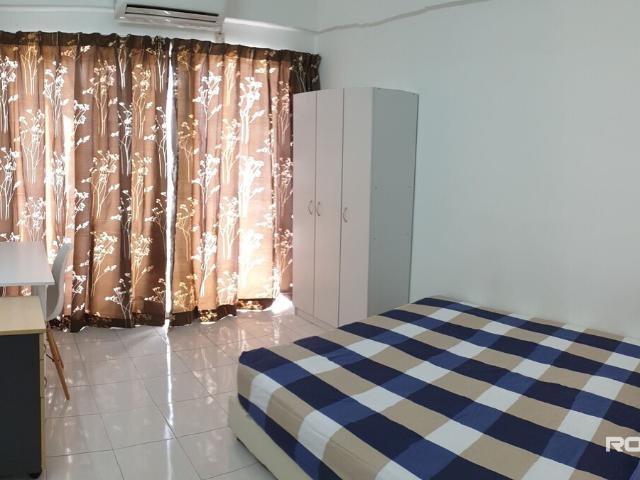 Nice Medium Room with Private Balcony, F/F, All Inclusive, Puchong Perdana
