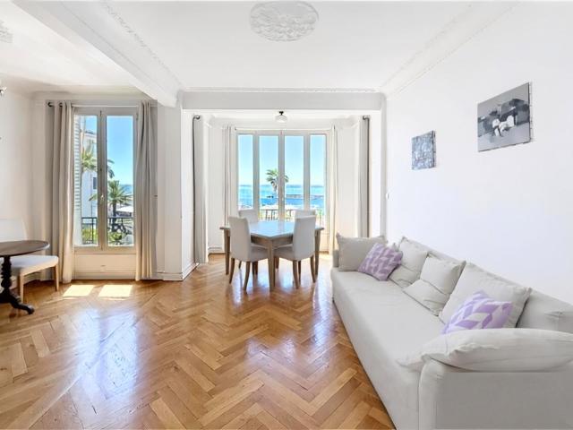 Nice Mont Boron, en front de mer: le dernier étage d'une villa Belle Époque, la mer en ligne de mire