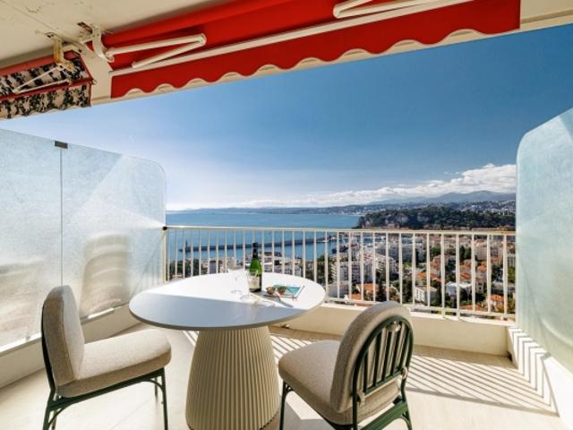 Nice Mont Boron Magnifique 3 pièces rénové et meublé, avec terrasse vue mer, et garage