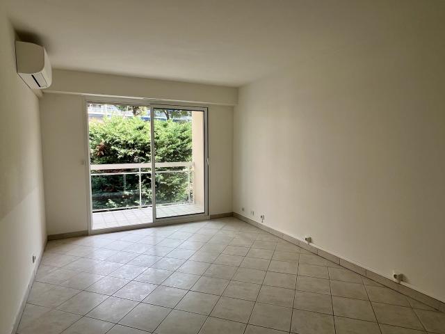 NICE OUEST Corniche Fleurie STUDIO VIDE Parfait Etat Balcon Climatisation