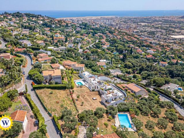 NICE OUEST / CORNICHE FLEURIE TERRAIN AVEC PERMIS PURGE, VIABILISE