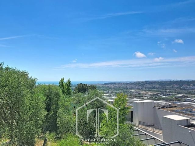 Nice Ouest Corniche Fleurie, villa moderne de 4 / 5 pièces avec terrasses, terrain piscinable et double garage