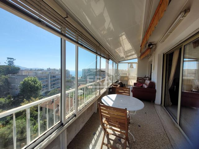 Nice Ouest Dernier étage F4 92m2 terrasse circulaire avec aperçu mer, un garage