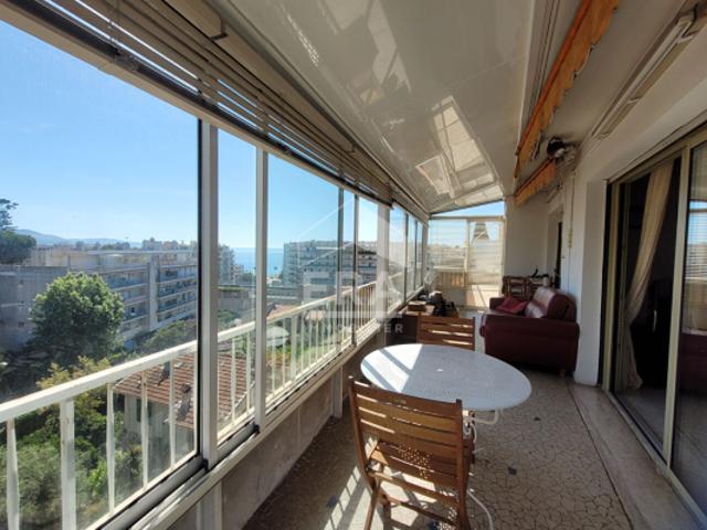 Nice Ouest Dernier étage F4 92m2 terrasse circulaire avec aperçu mer, un garage