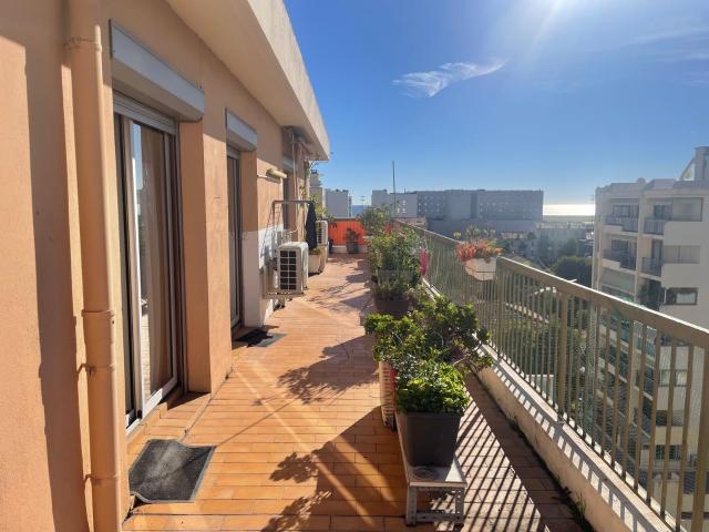 Nice ouest proche mer dernier etage 4 p,, terrasse 60 m2