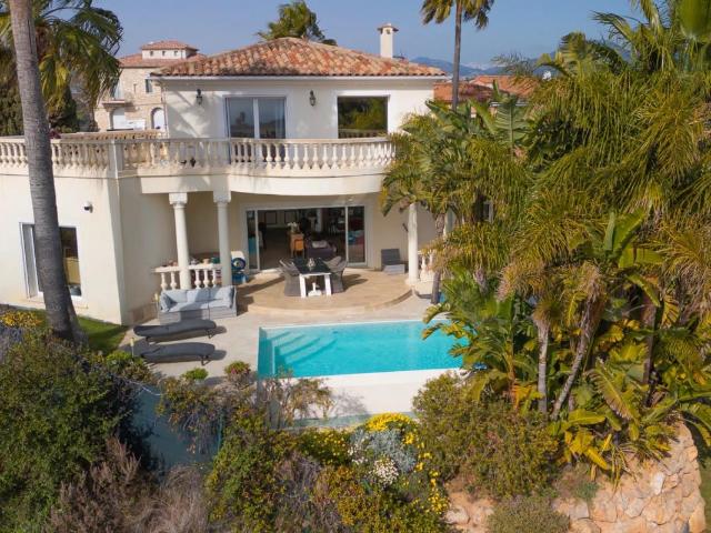 Nice Ouest – Villa d’exception de 303 m² avec vue mer panoramique, piscine à débordement et terrain de 3 000 m²