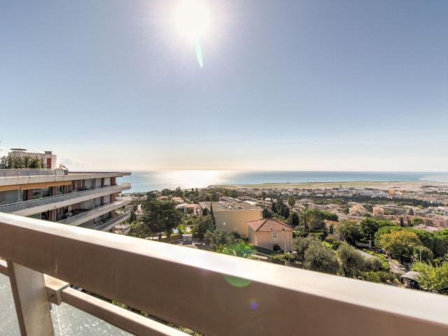 NICE OUEST 2 pièces, dernier étage, vue mer, terrasse et cave