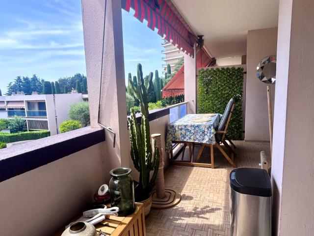 NICE OUEST 2P 57 M2 AVEC TERRASSE ET PARKING VUE MER
