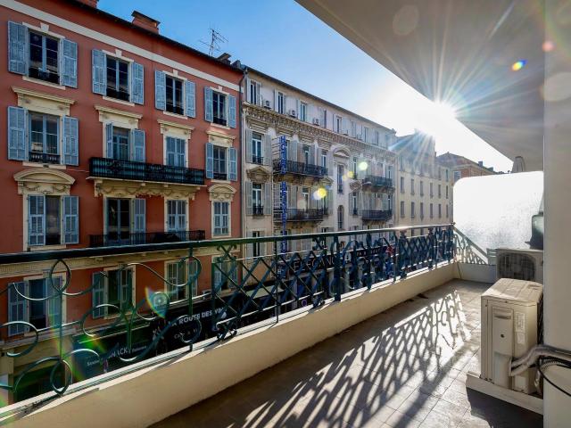 Nice, à 2 pas de la Place Masséna, grand 4 pièces de 112 m². 111m² Nice