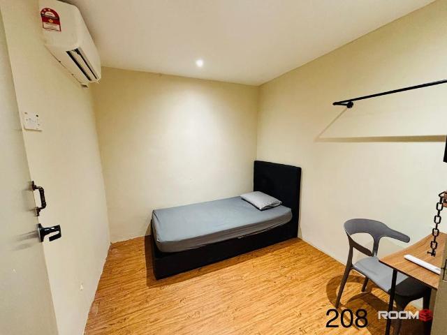 Nice and Clean Middle Room with private bathroom to rent @ PJ SS3