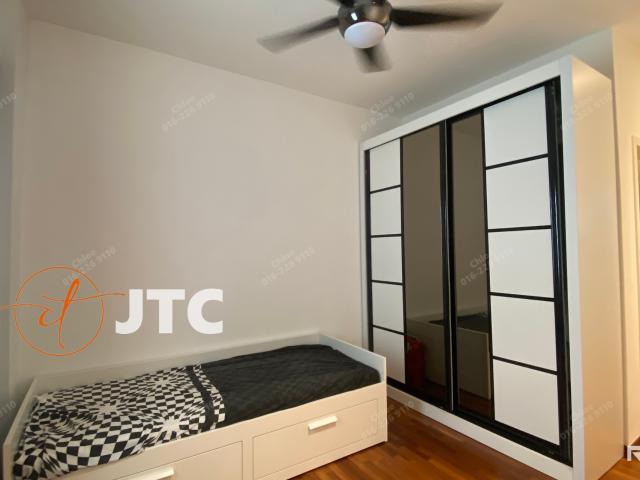Nice and Clean Middle Room with private toilet