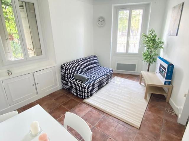 Nice and Renovated ground floor apartment located in 75017 and close to transport