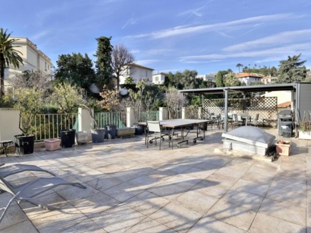 NICE BAS FABRON APPARTEMENT VILLA 4 PIECES DE 97M² À VENDRE AU DERNIER ÉTAGE D&apos UNE MAISON NIÇOISE TOIT TERRASSE DE 93M² STATIONNEMENT