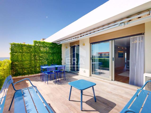 NICE BAS GAMBETTA: PROCHE PROMENADE DES ANGLAIS ET NEGRESCO, SPLENDIDE 3 PIÈCES TRAVERSANT EN DERNIER ÉTAGE AVEC TERRASSE ET BALCON ET UNE VUE MER LATÉRAL