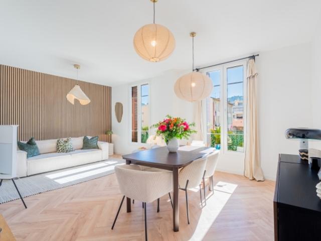 NICE BAS RIQUIER/PORT APPARTEMENT 3 PIÈCES DE 69 M² A VENDRE ENTIÈREMENT RÉNOVÉ EN ÉTAGE ÉLEVÉ EMPLACEMENT IDÉAL VUE DEGAGÉE BALCON CAVE