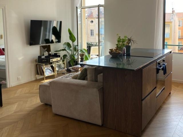 NICE BARLA JOLI 2 PIECES MEUBLE DE 43M² A LOUER RENOVE CLIMATISE CUISINE AMERICAINE PROCHE PORT ET CENTRE