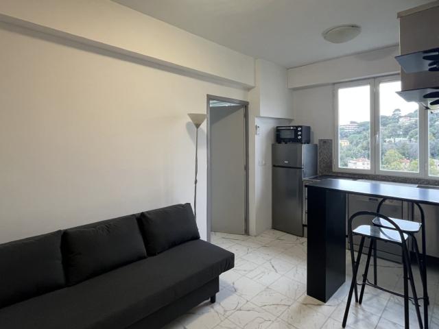 NICE BAUMETTES APPARTEMENT MEUBLE DE 26 M2 CHAMBRE SEPAREE CLIMATISATION CUISINE AMERICAINE AU CALME PROXIMITE FAC DROIT