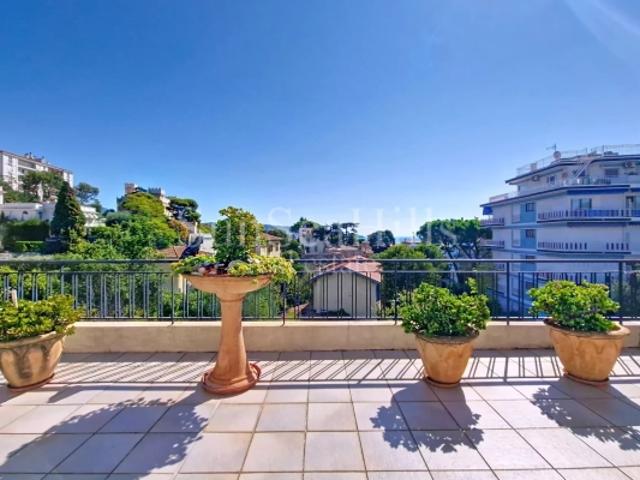 Nice Baumettes – Dernier étage – 64,2 m² – Terrasse 32 m² – Vue mer & Château – Garage possible