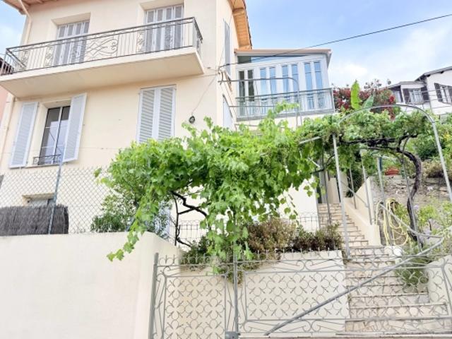 ? NICE BON VOYAGE – Maison individuelle rénovée d'environ 102 m² habitables avec deux appartements, terrasses, jardin et petit garage dans un domaine privé