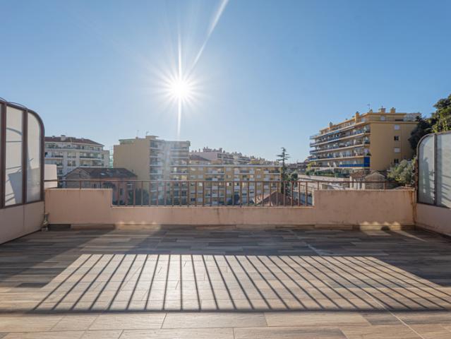 NICE – Boulevard de Cessole / Dernier étage avec grande terrasse