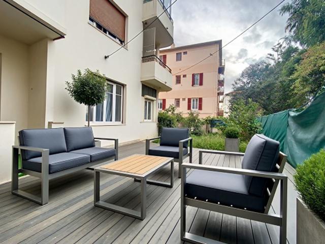 NICE CALIFORNIE, À DEUX PAS DE LA MER, UN DUPLEX ATYPIQUE AVEC 100 M² DE JARDIN