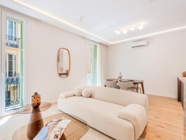 NICE CARRÉ D&apos OR APPARTEMENT 3 PIECES DE 70M2 A VENDRE IMMEUBLE SECURISE AVEC ASCENSEUR ENTIEREMENT RENOVE CAVE