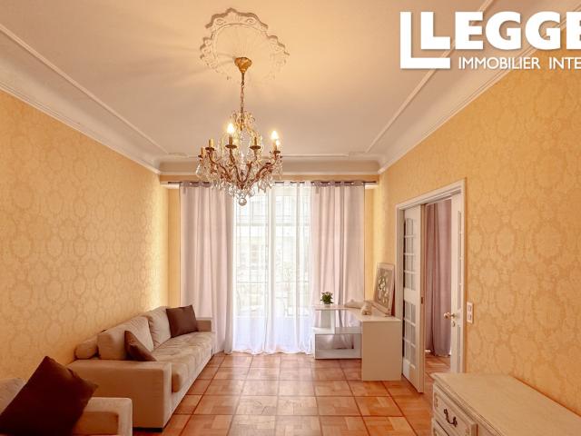 NICE Carré d'Or. Appartement 1er étage sur 6. 3 pièces 101m², 2 chambres, 1 SdB, 1 wc. Terrasse 14m². Cave