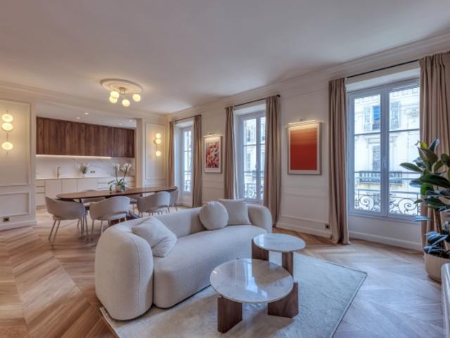NICE CARRÉ DOR APPARTEMENT 3 PIECES DE 87 M² A VENDRE AVANT DERNIER ETAGE TRAVERSANT RÉNOVÉ BEAUX VOLUMES LUMINEUX MEUBLÉ
