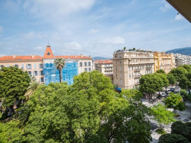 NICE CARRÉ DOR APPARTEMENT 3 PIECES DE 95 M² A VENDRE ETAGE ÉLEVÉ TRAVERSANT LUMINEUX CALME SECTEUR RECHERCHÉ CHAMBRE DE BONNE