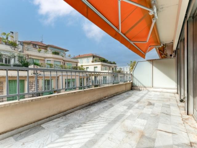 NICE CARRE DOR APPARTEMENT A VENDRE 3P DE 63 M² TRAVERSANT LUMINEUX TERRASSE POSSIBILITE DE LOUER UN GARAGE PROCHE COMMODITES