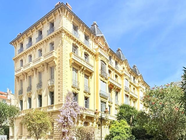 NICE – CARRÉ D'OR | Dernier étage bourgeois à deux pas de la Promenade des Anglais
