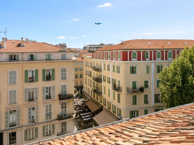 Nice Carré d'Or, superbe et atypique appartement mansardé en dernier étage avec ascenseur