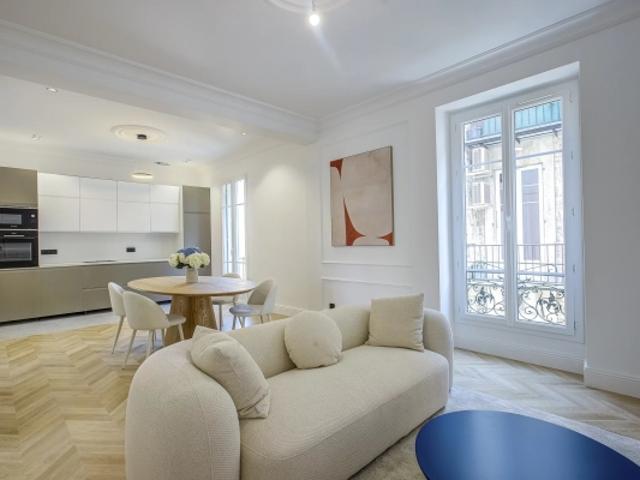 NICE CARRÉ D'OR SUPERBE 3 PIÈCES ENTIÈREMENT RENOVÉ