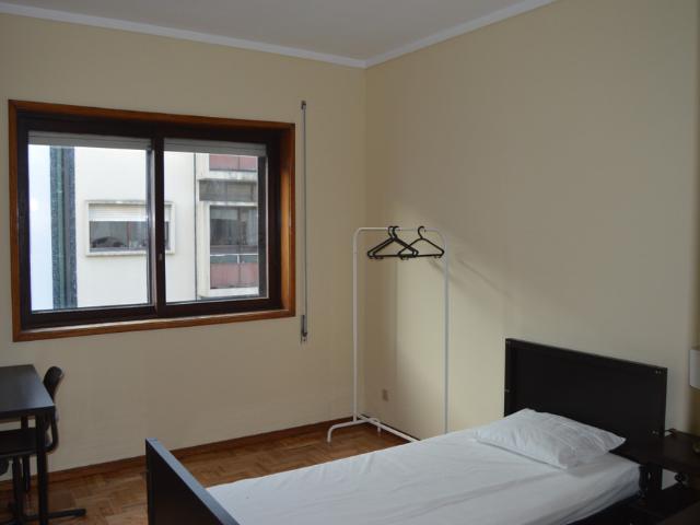 Nice Central Single Bedroom in 3 bedroom apartment
