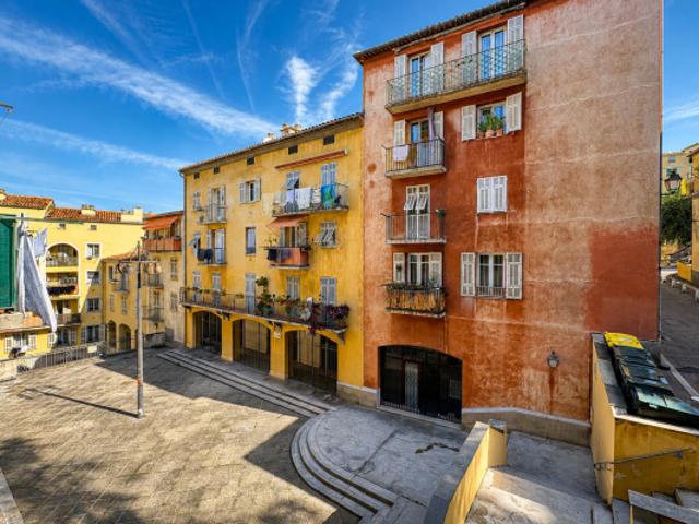 NICE CENTRE, Vieux Nice, Place SAINT FRANCOIS, CALME, 3PIECES, 56m², TRAVERSANT, BALCONS, GRENIER, LUMINEUX