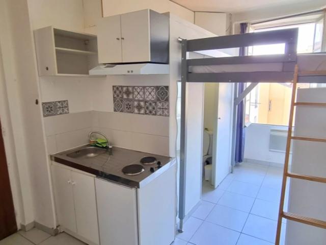 NICE CENTRE VILLE STUDIO EN DERNIER ETAGE