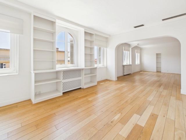 NICE CENTRE APPARTEMENT EN DUPLEX DE 191M² A VENDRE EN DERNIER ETAGE AVEC ASCENSEUR IDEALEMENT SITUE GARAGE POSSIBLE EN PLUS DU PRIX
