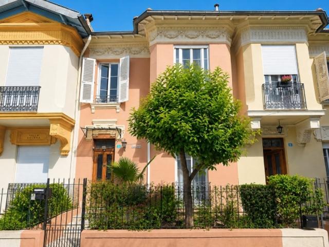 NICE CHAMBRUN VILLA 5 PIECES DE 103 M² A VENDRE LUMINEUX STATIONNEMENT AU CALME RENOVÉ JARDIN PROCHE COMMODITÉ