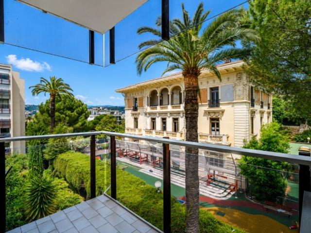 NICE CIMIEZ APPARTEMENT 3 PIECES DE 58 M² A VENDRE TERRASSE ÉTAGE ÉLEVÉ RENOVÉ CAVE LUMINEUX CALME GARAGE EN SUS