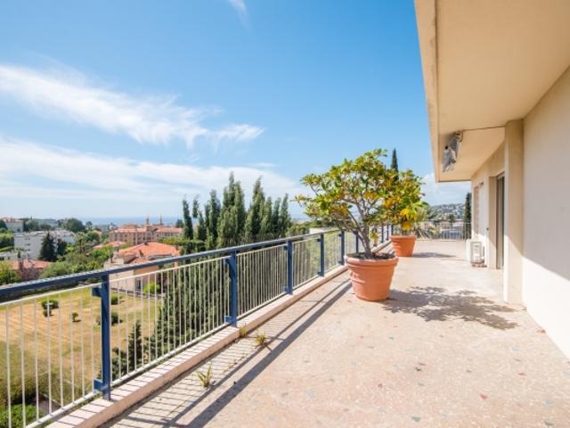 NICE CIMIEZ APPARTEMENT 3P DE 78 M² AVEC TERRASSE DE 114 M² 3 EXPOSITIONS AVEC VUE IMPRENABLE SUR LA VILLE ET LA MER CAVE ET DOUBLE GARAGE