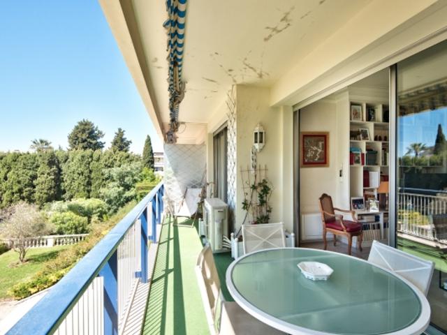 NICE CIMIEZ APPARTEMENT 3P DE 85 M² A VENDRE TRAVERSANT TERRASSE 14 M² CAVE ET PARKING RESIDENCE SECURISEE AVEC GARDIEN