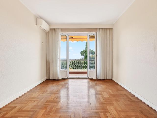 Nice Cimiez Appartement traversant de 2 pièces avec terrasse vue mer