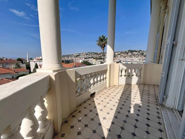 NICE CIMIEZ DERNIER ETAGE VUE MER
