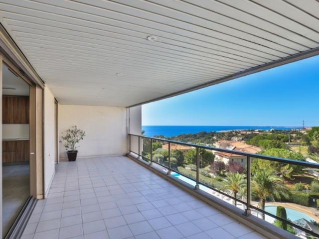 NICE CORNICHE BELLEVUE APPARTEMENT 4 PIECES DE 114,61M² A VENDRE RENOVE TERRASSES VUE MER RESIDENCE AVEC PISCINE CAVE GARAGE