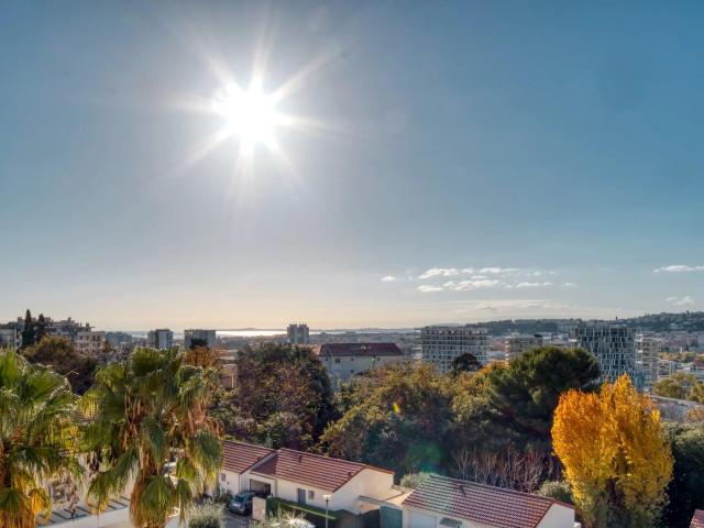 Nice Corniche Fleurie: 4 pièces en duplex – Dernier étage –. 84m² Nice