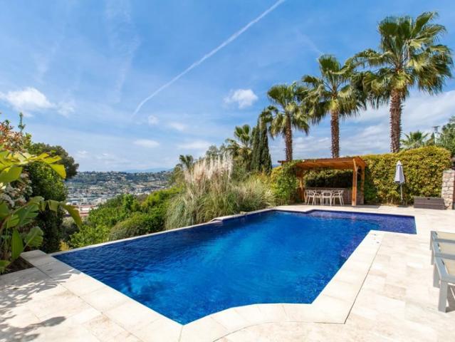 Nice Corniche Fleurie villa 7 pièces piscine garages vue dégagée verdure et mer