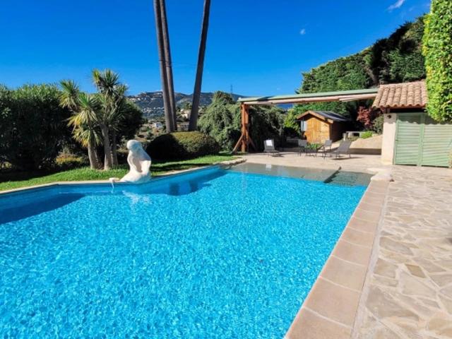 NICE CREMAT Villa familiale avec piscine et terrains de jeux