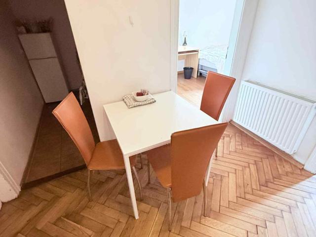 Nice double bedroom with balcony in a 3 bedroom apartment, in Kazimierz