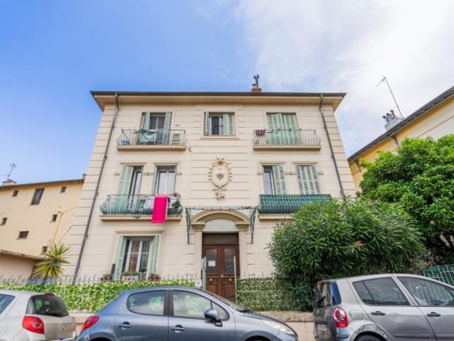 NICE EVÊCHÉ IMMEUBLE A VENDRE STYLE NIÇOIS 6 APPARTEMENTS DE 2 P TOUS LOUÉS UN GARAGE FERMÉ 6 CAVES